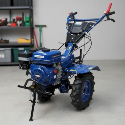 تیلر شسته شده با بدنه تمیز و براق، آماده ذخیره‌سازی.