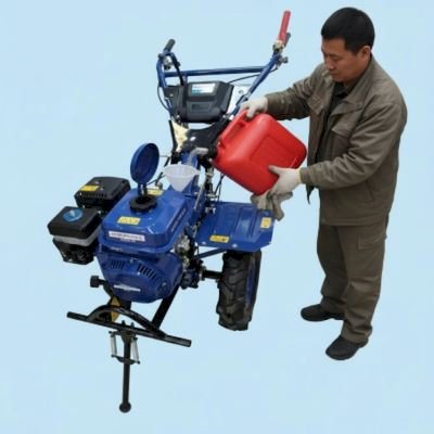 تصویر باک سوخت تیلر با فردی که سوخت تازه اضافه میکند.